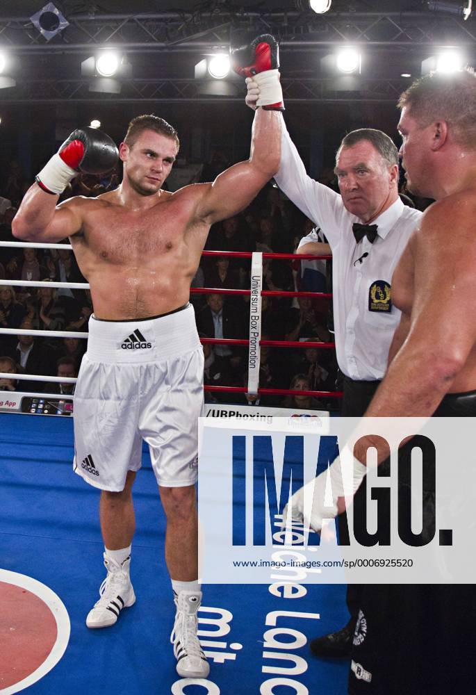 Denis Boytsov (RUS, li.) wird von Ringrichter Klaus Griesel (GER) zum Sieger gegen Mike Sheppard (USA) ernannt 19. November 2010 Universum Box Promotion Boxen o0 Jubel, Freude, Sieg, Sieger,