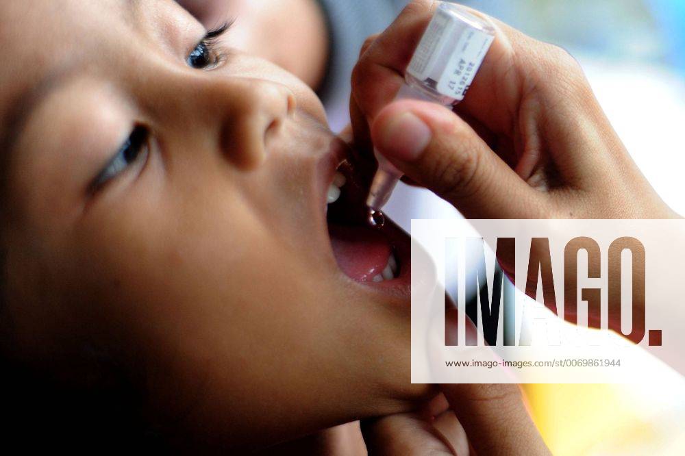 A girl receives polio vaccine during Polio Immunization Week in South Tangerang, Indonesia, March 11, 2016. The Indonesian government is gearing up for 2016 National Polio Immunization Week, a nationwide campaign on polio awareness, as the country s citizens are still at risk of contracting polio from Pakistan and Afghanistan. ) INDONESIA-SOUTH TANGERANG-POLIO IMMUNIZATION AgungxKuncahyaxB.
