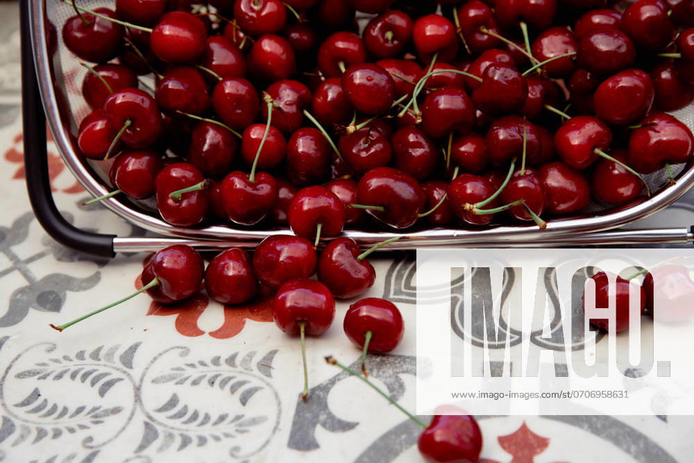 IMAGO Creative, Jahreszeit Sommer, Kirschen Nature healthy nutrition summer fruits Fresh cherries in colander on retro tile backgroun