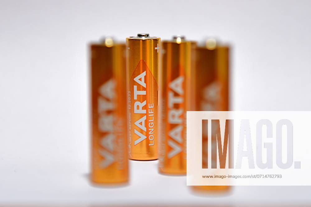 Batteriehersteller Varta Symbol. Varta AG Das Unternehmen aus Ellwangen produziert Batterien, darunter uch Hochleistungsbatterien für Porsche, steckt in finantiellen Schwierigkeiten, ist hochverschuldet. Heidelberg Rohrbach Baden Württemberg Deutschland