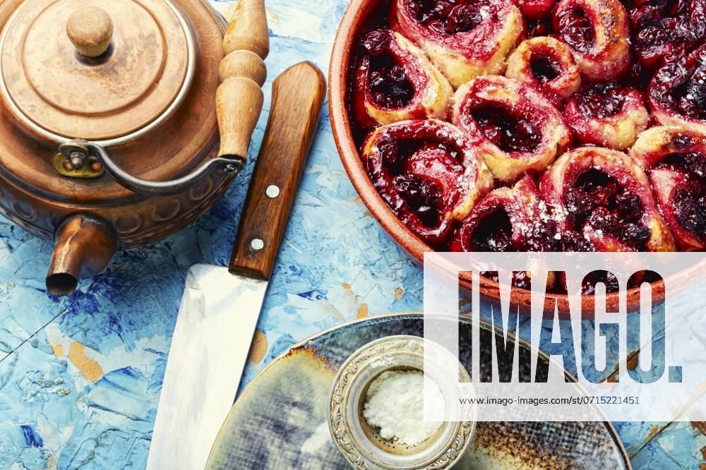 IMAGO Creative, Jahreszeit Sommer, Kirschen Homemade cottage cheese pie with cherry filling for tea. Baked curd pie with cherries. ,model released, Symbolfoto