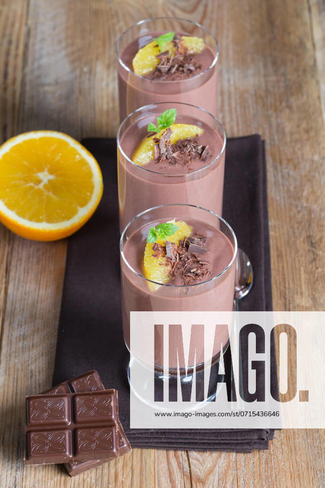 Chocolate pudding dessert with orange and grated chocolate.. Chocolate pudding dessert with orange and grated chocolate ,model released, Symbolfoto