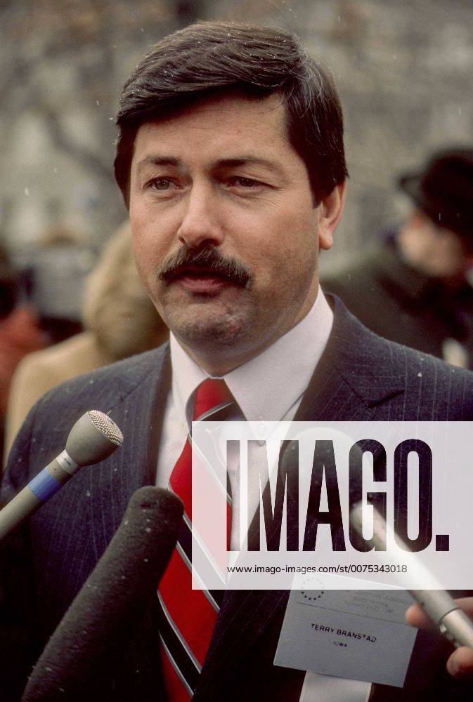 Washington, District of Columbia, U.S - Governor Terry Branstad of Iowa talks with reporters on the North lawn of the White House, after meeting with President Ronald Reagan as part of the annual WInter meeting of the National Governors Assoication. Washington U.S. - ZUMAr142 19860224_zap_r142_001