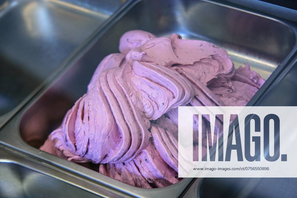 Nahaufnahme von rosa Eis, das in einer Edelstahlschale zubereitet wird Close-up of pink ice cream being prepared in a stainless steel tray