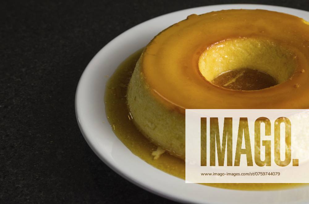 Traditionelle brasilianische Nachspeise, Milchpudding auf dunklem Hintergrund Traditional Brazilian dessert, milk pudding on dark background