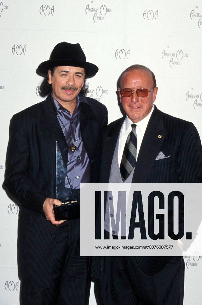 Oct. 29, 2007 - CARLOS SANTANA AND CLIVE DAVIS.27TH ANNUAL AMERICAN MUSIC AWARDS, LOS ANGELES CA 01-17-2000. TAMMIE ARROYO- - PHOTOS - ZUMAg49_ 20071029_gaf_g49_074