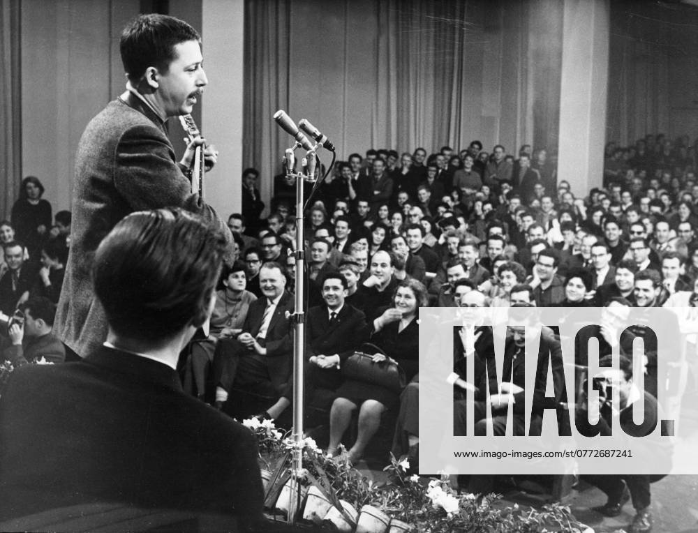 Orig caption Young read their poems in honor of 6th SED Party Congress to a very interested audience in the Berlin Humboldt University on Jan 8th 1963 Nearly a thousand mainly young people listened to the interesting works sitting in the hall, on the gal