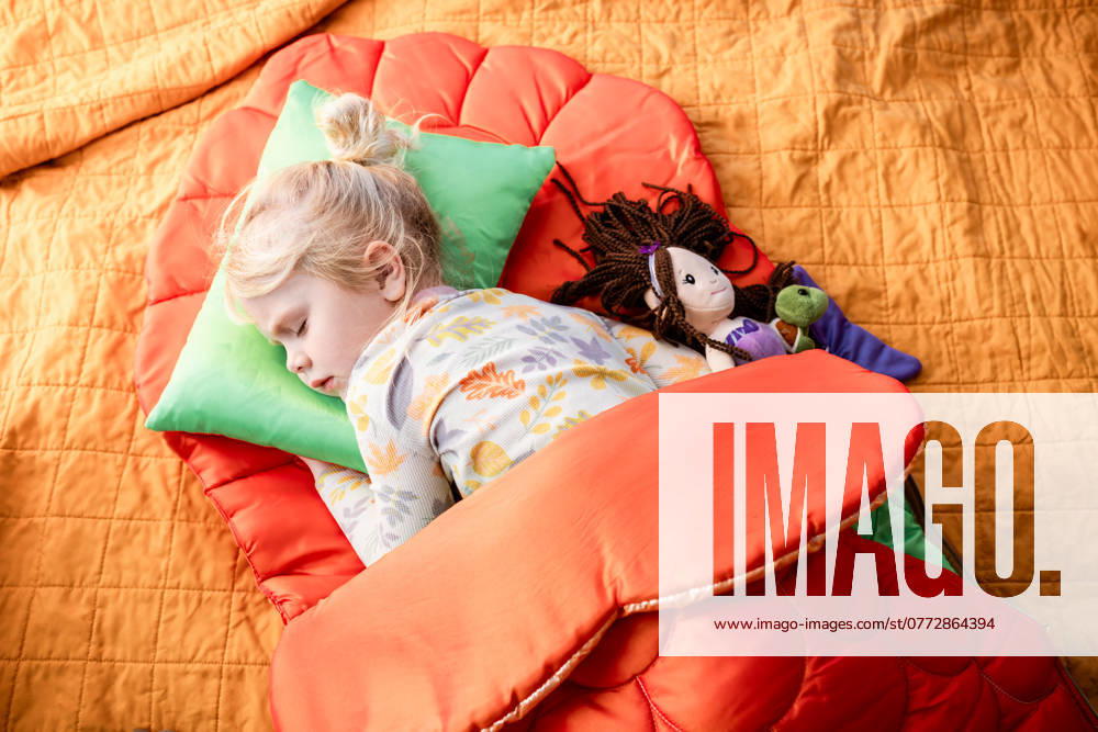 Young child sleeping in mermaid blanket with baby doll McClure, Illinois, United States CR_WEKW241010-1558664-01 ,model released, Symbolfoto