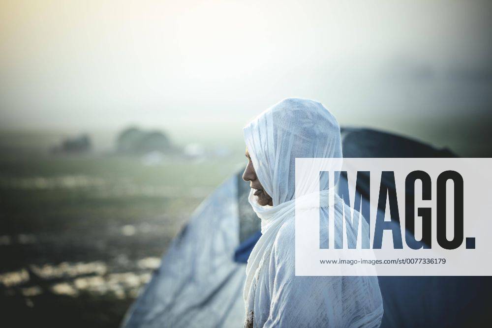IMAGO Creative: Gesellschaft, Integration Frau vor Zelt, Flüchtlingslager Idomeni an der griechisch-mazedonischen Grenze, Griechenland, Europa