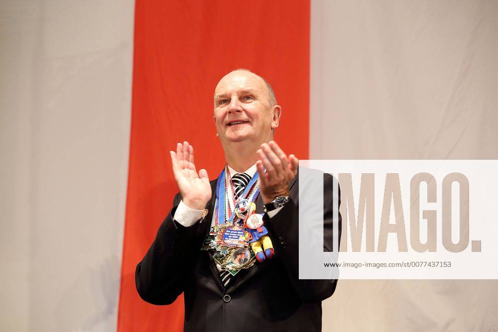 Ministerpräsident Dietmar Woidke mit Karnevalsorden bei einem Empfang von Brandenburger Karnevalisten am 24. Februar 2017 in der Staatskanzlei in Potsdam. Ministerpräsident Woidke empfängt Karnevalisten