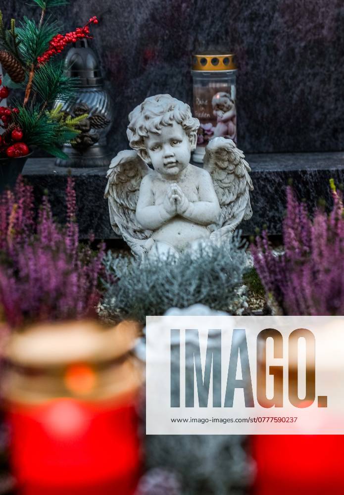 01.11..2024, Braunau am Inn, AUT, Unterwegs in der Oberösterreich, Fototermin, Themenbild, Verschiedene Themenbilder, Symbolbild, Friedhof, Stadtfriedhof Braunau, im Bild Friedhof, Grab, Gräber, Friedhof, Gesteck, Blumen, Blumenschmuck, Kreuz, Kruzifix, Jesu Christi, Allerheiligen, Engerl, Engel, Kerzen, Grab, Grablicht, Blumen, Symbolbild, Feature, Herbst 2024,