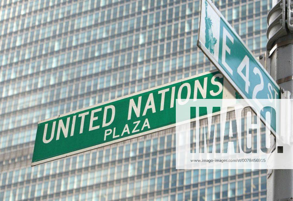 Strassenschild United Nations ; im Hintergrund das Hauptgebaeude der Vereinten Nationen in New York City , USA . 25.09.2003 , New York USA