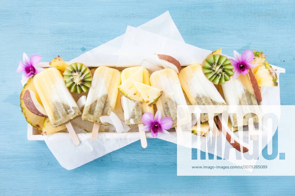 Hausgemachte Eis am Stiel mit Ananas, Kokos und Kiwi 1079704066