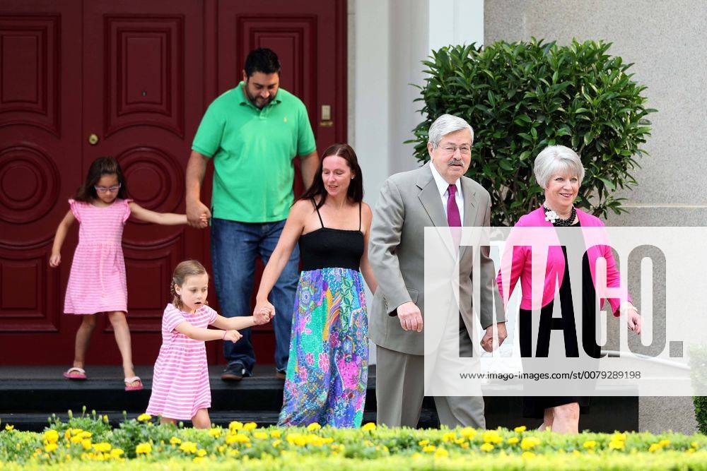 (170628) -- BEIJING, June 28, 2017 -- U.S. Ambassador to China Terry Branstad (2nd R) walks with his family members to meet with the media at his residence in Beijing, capital of China, June 28, 2017. )(wsw) CHINA-BEIJING-AMBASSADOR TO CHINA-MEDIA (CN) ZhangxYuwei