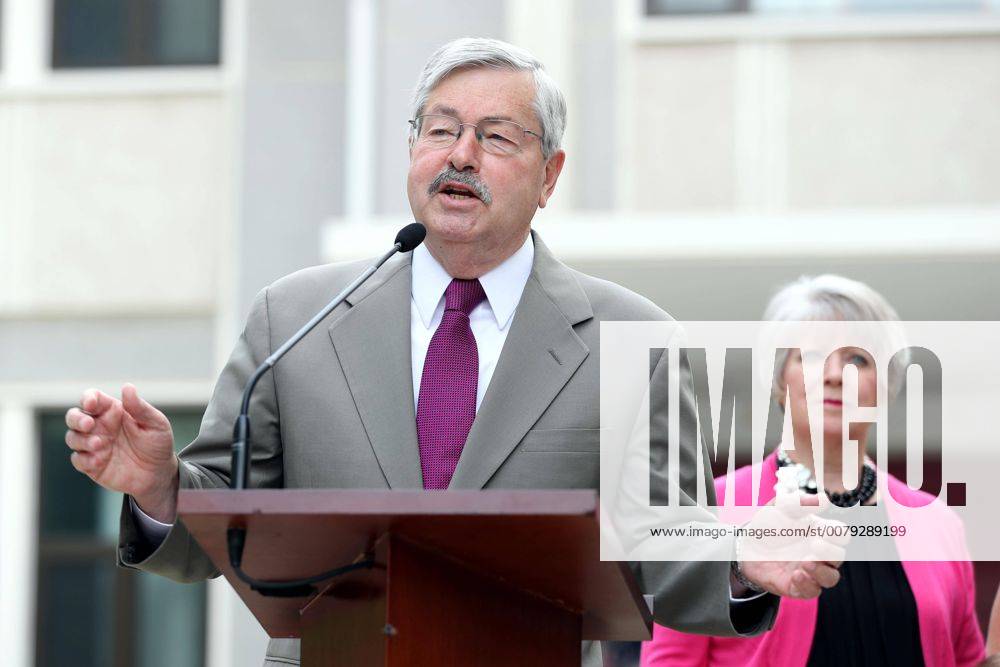 (170628) -- BEIJING, June 28, 2017 -- U.S. Ambassador to China Terry Branstad (L) speaks to the media at his residence in Beijing, capital of China, June 28, 2017. )(wsw) CHINA-BEIJING-AMBASSADOR TO CHINA-MEDIA (CN) ZhangxYuwei