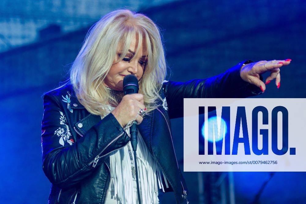 Bonnie Tyler in Erfurt, Konzert in der Zitadelle Petersberg Bonnie Tyler ( 8. Juni 1951 als Gaynor Hopkins in Skewen, Neath, County of Swansea, Wales, Vereinigtes Königreich) ist eine walisische Pop- und Rocksängerin. In den 1980er Jahren wurde sie durch Hits wie Total Eclipse of the Heart und Holding Out for a Hero weltweit bekannt. Tyler wurde 1984 für drei Grammy Awards nominiert, 1984 und 1986 zweimal für den Brit Award. Local Caption Erfurt - Zidadelle Petersberg