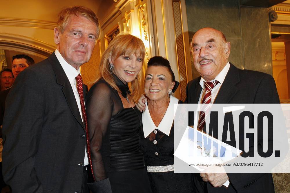 Klaus und Evelyn Bresser mit Maria und Artur Atze Brauner bei der Gala des Staatsballetts zur Eroeffnung der neuen Spielzeit in der Staatsoper in Berlin,