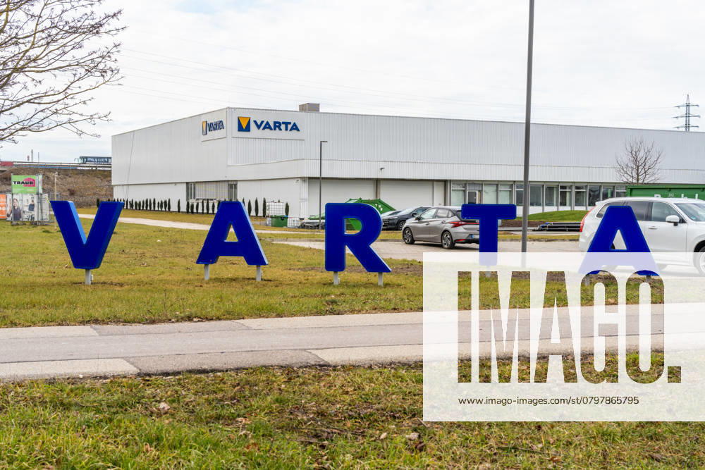 Das Varta-Werk in Nördlingen, eine Produktionsstätte der VARTA AG, spezialisiert auf die Herstellung von Batterien, mit prominentem Firmenschild im Vordergrund