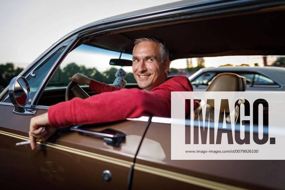 Ein Raucher am Steuer einer amerikanischen Limousine im Autokino Porz. Köln, 29.08.2017 Foto:xC.xFuturexImage
