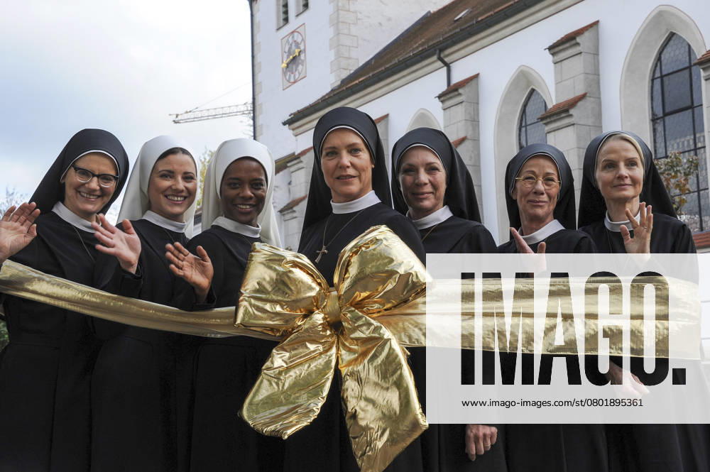 Andrea Sihler (Schwester Hidegard), Mareike Lindenmeyer (Novizin Claudia), Denise M Baye (Novizin Lele), Janina Hartwig (Schwester Hanna), Nina Hoger (Oberin Theodora),Karin Gregorek (Schwester Felicitas) und Emanuela von Frankenberg (Schwester Agnes) posieren mit einer goldenen Geburtstagsschleife beim Fototermin Um Himmels Willen zum Jubilaeumsfoto zur 15 Staffel der TV Serie am Mittwoch 21.Oktober 2015 in Oberhaching bei München Bayern Deutschland