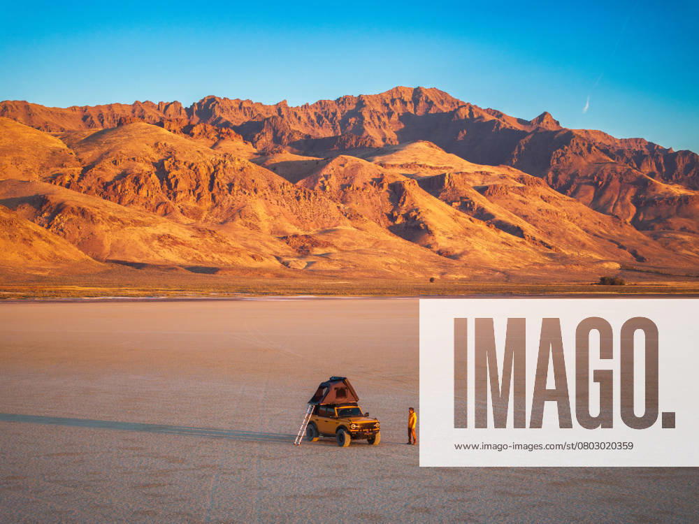 Yellow Truck Rooftop Tent Camping on a Dry Lake Bed at Sunset Fields, Oregon, United States CR_EVVA250214-1639875-01 ,model released, Symbolfoto