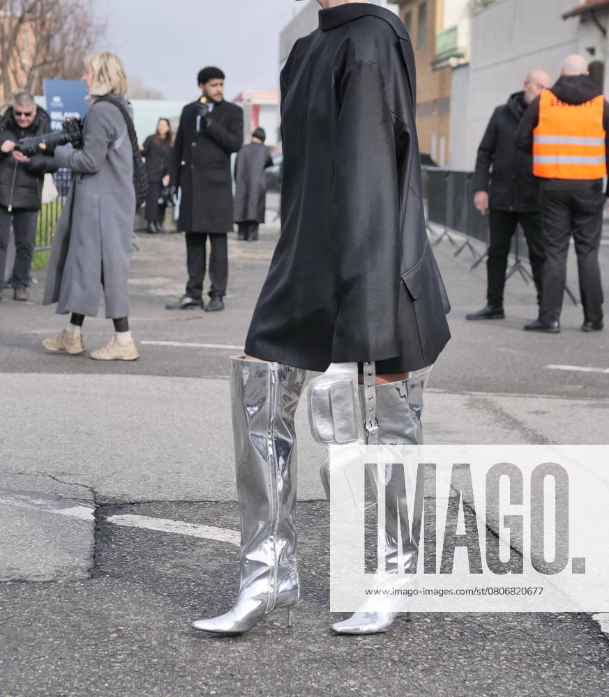 Among the guests of the Milanese catwalks and events, here is a parade of boots through the streets of the city. In step with the trends. Here are the 5 most popular boots of the season: Rodeo, High and soft, sock effect, lace-up, Kitten heel Milan Milan Italy