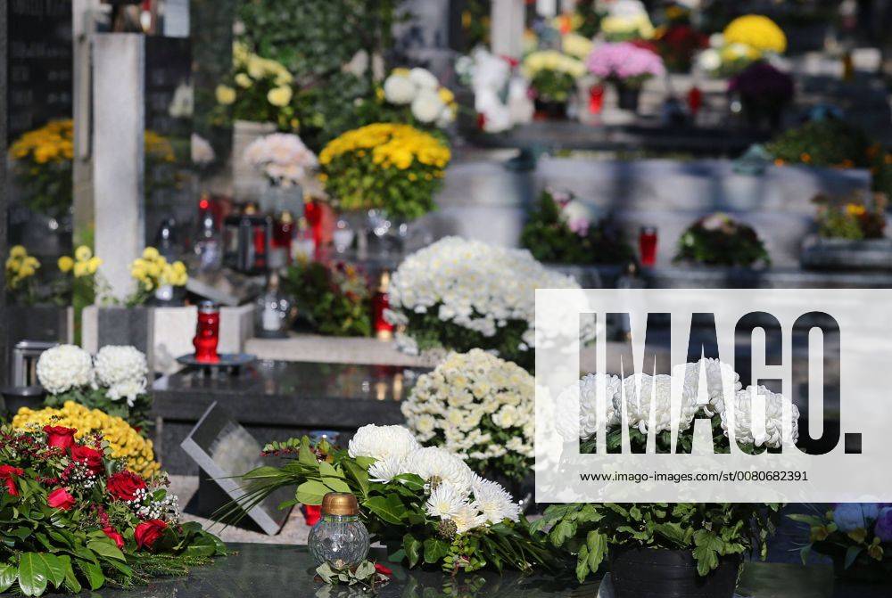 Allerheiligen in Kroatien All Saints Day , cemetery 01.11.2017., Zagreb - A large number of citizens visited the graves of their loved ones at the Mirogoj cemetery on All Saints Day JuricaxGaloic PIXSELL