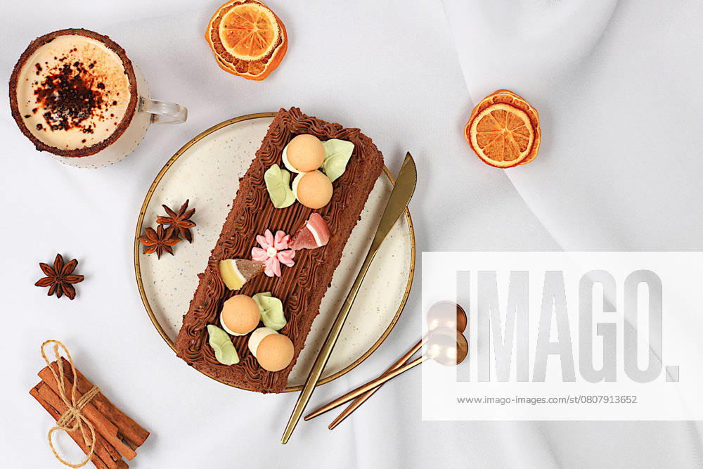 Hausgemachte köstliche Tiramisu, Biskuitkuchen oder Kuchen mit süßer Marmelade, Sahne, Nüsse, Zimt und Milch trinken Eierlikör mit Kakao. Konzept der modernen Bäckerei, festliche Leckerei und Werbung für Café und Restaurant Hausgemachte köstliche Tiramisu, Biskuitkuchen oder Kuchen mit süßer Marmelade, Sahne, Nüsse, Zimt und Milch trinken Eierlikör mit Kakao. Konzept der modernen Bäckerei, festliche Leckerei und Werbung für Café und Restaurant