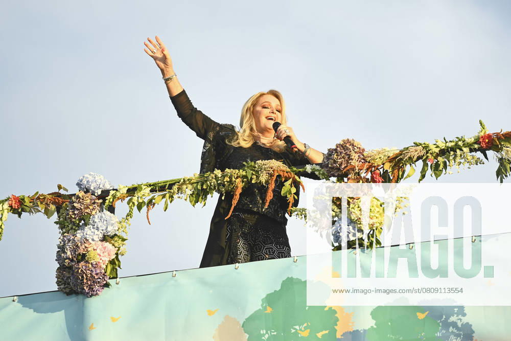 Bonnie Tyler performing at Proms In The Park 2019 LONDON, ENGLAND - SEPTEMBER 14: Bonnie Tyler performing at Proms In The Park, Hyde Park on September 14, 2019 in London, England. CAP MAR MAR Great Britain