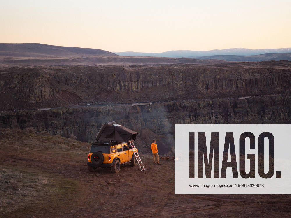 Overland truck and camper with campfire near canyon, Washington United States, Washington, Quincy CR_EVVA250419-1680250-01 ,model released, Symbolfoto