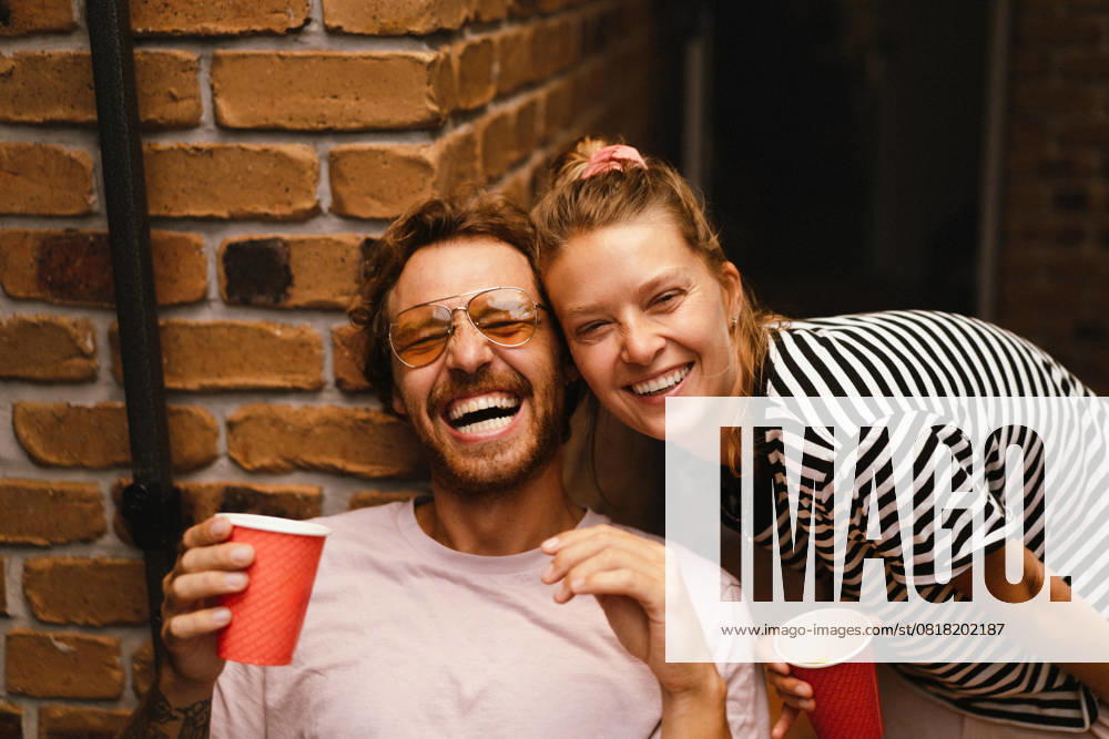 IMAGO Creative, Lifestyle, Feste im Garten #2 Portrait of happy male and female friends posing in back yard at party Sunshine Coast, Queensland, Australia CR_YUKI250512C-1706778-01 ,model released, Symbolfoto