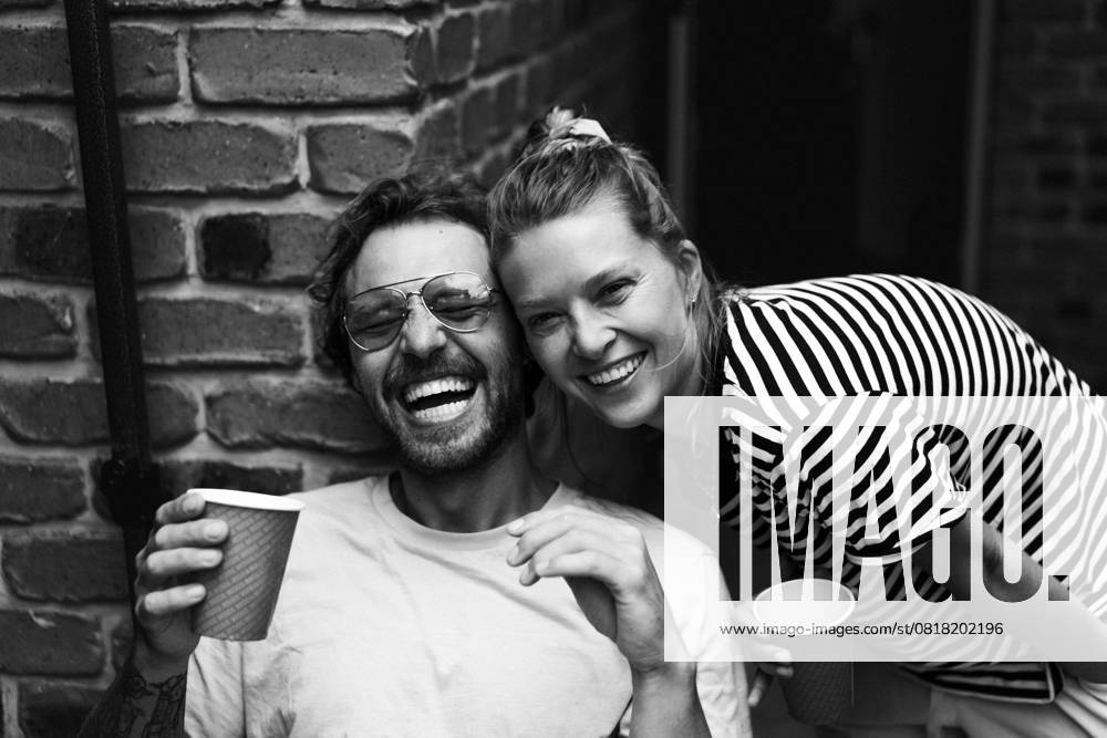 Portrait of happy male and female friends posing in back yard at party Sunshine Coast, Queensland, Australia CR_YUKI250512C-1706781-01 ,model released, Symbolfoto