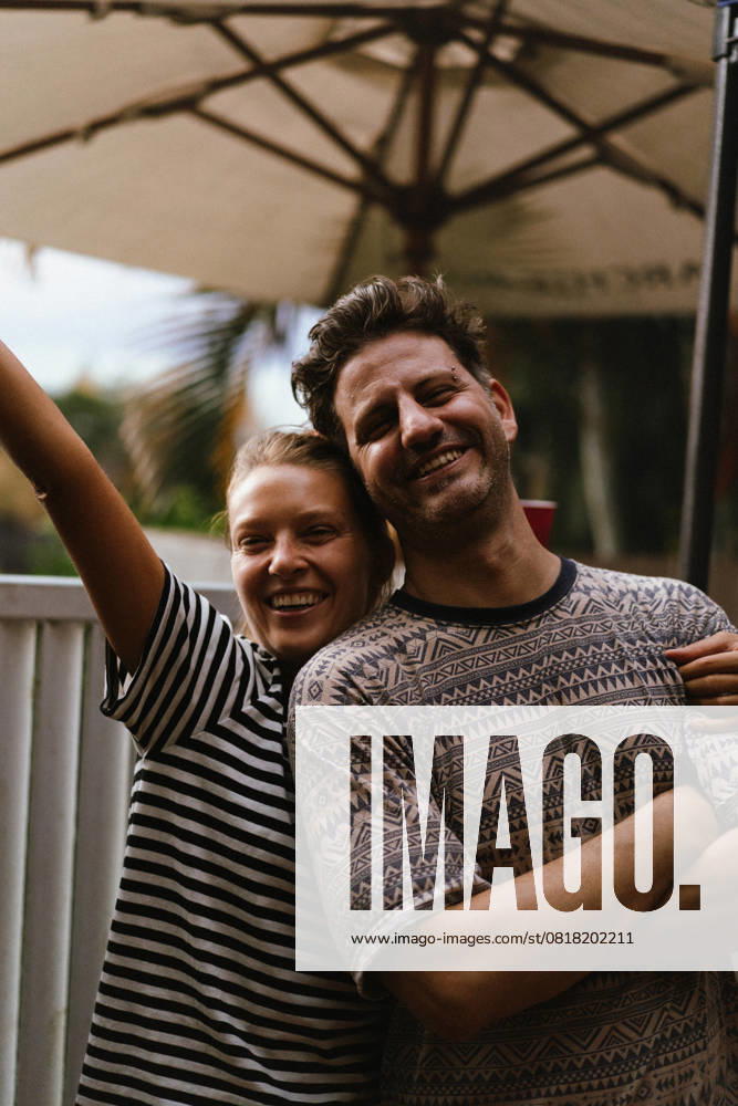 Portrait of happy male and female friends posing in back yard at party Sunshine Coast, Queensland, Australia CR_YUKI250512C-1706795-01 ,model released, Symbolfoto