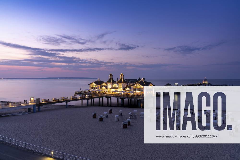 Blick auf die Selliner Seebrücke auf der Insel Rügen an der Ostsee bei Sonnenuntergang, Deutschland, Europa Germany - 15 August 2020: view of the Sellin pier on Ruegen Island on the Baltic Sea at sunset