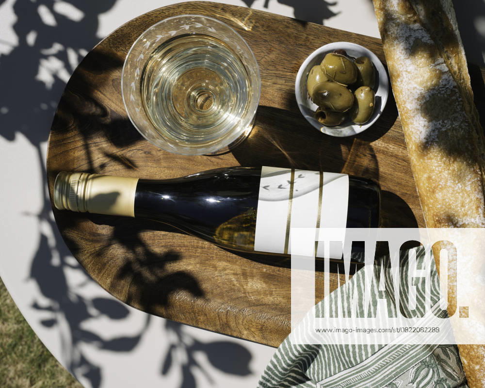 IMAGO Creative, Lifestyle, Feste im Garten #2 bottle of wine on it s side on a table in the garden with food Stockholm, Stockholm County, Sweden R_RABE2506103C-1748466-01