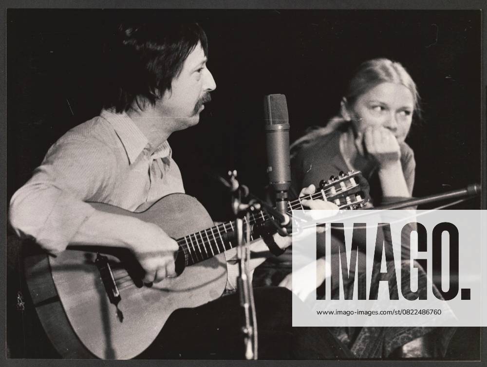 Wolf Biermann Cologne the Songwriter Wolf Biermann and the Actress and Singer Eva Maria Hagen during one joint Performance both Goods from 1965 to 1972 in the GDR Life partner Germany