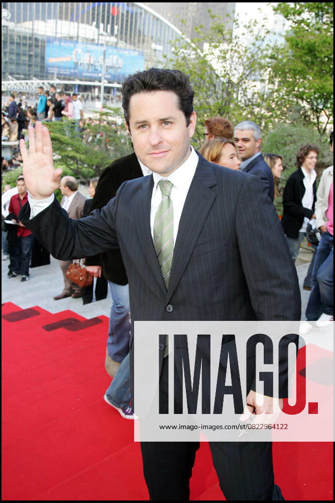 J.J. ABRAMS (REALISATEUR) - PREMIERE DU FILM MISSION IMPOSSIBLE 3 A L UGC DEFENSE A PARIS AVEC TOM CRUISE Paris France