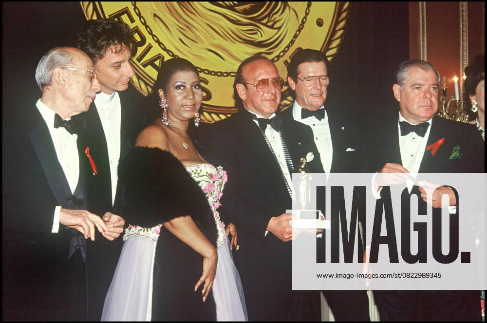 ARCHIVES - BARRY MANILOW, ARETHA FRANKLIN, ROGER MOORE ET CLIVE DAVIS LORS D UNE SOIREE HOMMAGE A CLIVE DAVIS A NEW YORK EN 1992 New York Etats-Unis