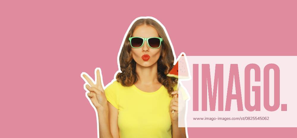 Sommer Porträt der stilvollen jungen Frau mit frischen saftigen Lutscher oder Eis geformt Scheibe Wassermelone trägt Sonnenbrille auf rosa Hintergrund Summer portrait of stylish young woman with fresh juicy lollipop or ice cream shaped slice of watermelon wearing sunglasses on pink background