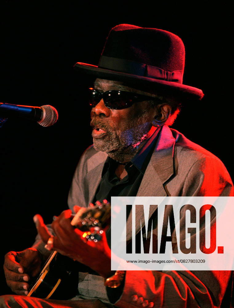 Sacramento Bee Image Archive Blues legend, John Lee Hooker, performs at the Jackson Rancheria in Jackson, CA. For story on entertainment at Indian gaming casinos in the area. 11 4 00 (Sacramento Bee Jose M. Osorio) 933 The Sacramento Bee ZUMA Press Sacramento CA USA