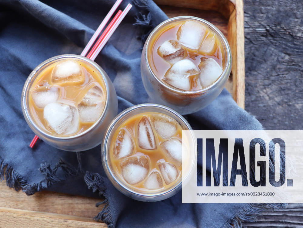 IMAGO Creative, Food, Trend, Iced Coffee Kalt gebrühter Eiskaffee in einem hohen Glas auf Holzuntergrund. Eiskaffee mit Schokolade, Vanille, Karamell oder Zimt in einem hohen Glas Cold brewed iced coffee in tall glass on wooden background. Chocolate, vanilla, caramel or cinnamon iced coffee in tall glass (License=RF)