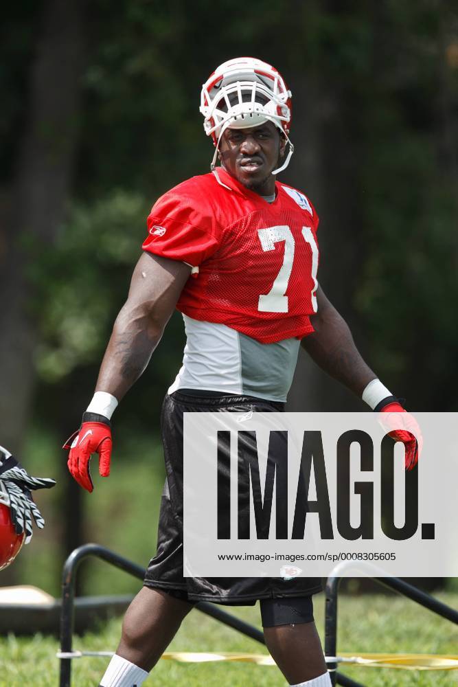 July 30 2011: Kansas City Chiefs defensive end Allen Bailey (71) walks on the field during training camp at Missouri Western State University in St. Joseph, Missouri. NFL American Football Herren USA JUL 30 Kansas City Chiefs Training Camp Icon110730016
