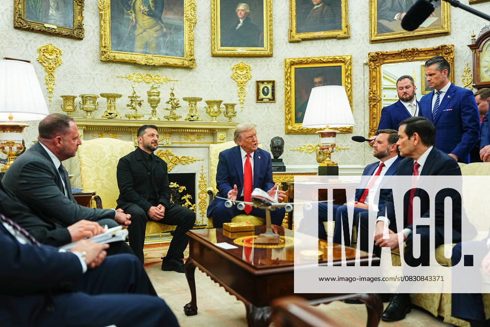 President Donald Trump meets President Volodymyr Zelensky of Ukraine in the Oval Office of the White House in Washington, DC, on Monday, August 18, 2025. Zelensky will be joined by a group of European leaders as he meets President Trump in an effort to end the war between Russia and Ukraine. WAX20250818931 AaronxSchwartz