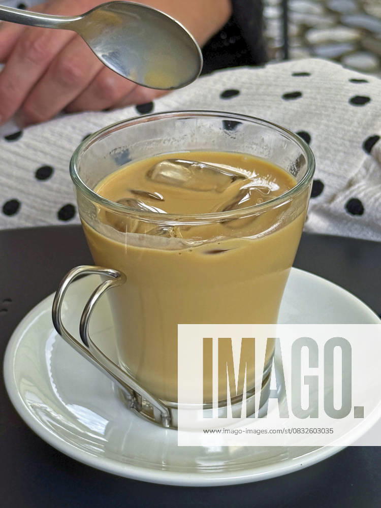 IMAGO Creative, Food, Trend, Iced Coffee 03.09.2025, Radovljica, Slowenien, (Radmannsdorf) ist eine Kleinstadt der Region Gorenjska nahe der Stadt Bled. In einem Cafe gibt es geeisten Espresso. (Iced Coffee) 03.09.2025, Bled 03.09.2025, Bled