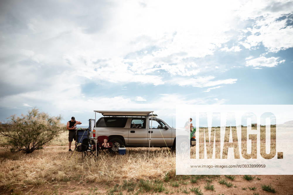 Family off grid car camping in scenic Utah Dutch John, Utah, United States CR_WEKW250904B-1820205-01 ,model released, Symbolfoto