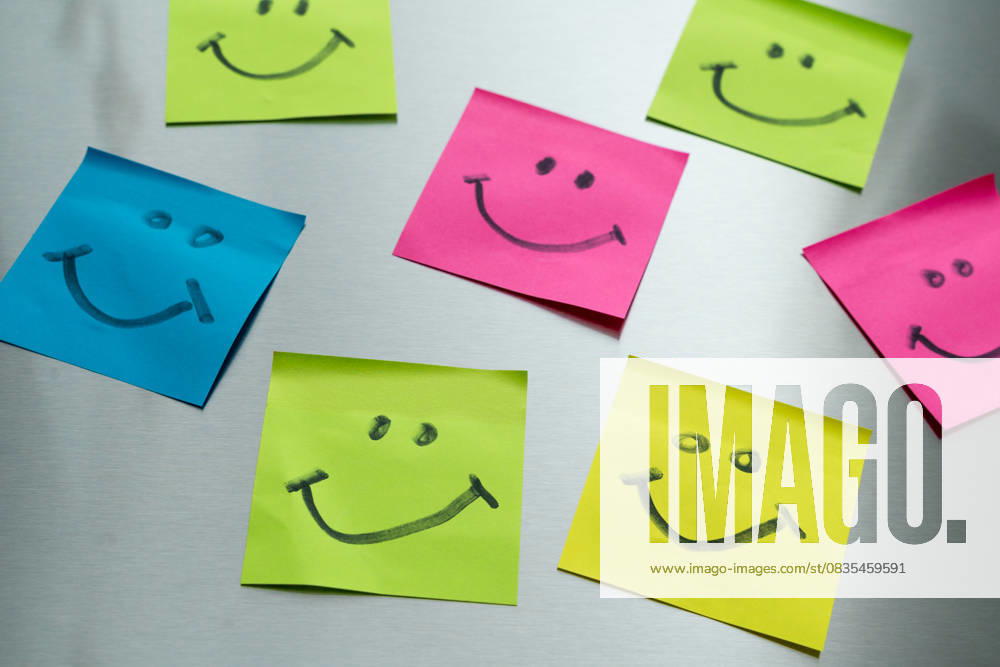 Bunte Klebezettel mit lachenden Smileys symbolisieren Zufriedenheit im Job, positives Arbeitsklima und Motivation im Arbeitsalltag.