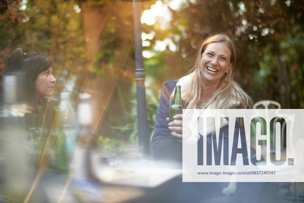IMAGO Creative, Lifestyle, Feste im Garten #2 happy woman at garden party with a drink Cottbus, Brandenburg, Germany CR_YGXJ251008B-1854479-01 ,model released, Symbolfoto ,property released