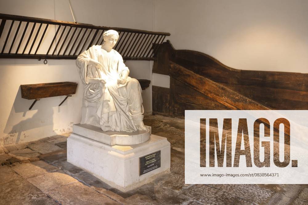 Eine Marmorskulptur, die die Allegorie der Literatur mit den Gesichtszügen von George Sand darstellt, von Jean-Baptiste Clesinger, genannt Auguste, steht auf einem Sockel in einer historischen Ausstellungshalle mit Holztribunen, Nohant-Vic, Berry, Departement Indre, Region Centre-Val de Loire, Frankreich A marble sculpture depicting the allegory of literature with the facial features of George Sand, by Jean-Baptiste Clesinger, known as Auguste, stands on a pedestal in a historic exhibition hall with wooden tribunes, Nohant-Vic, Berry, Department of Indre, Centre-Val de Loire region, France