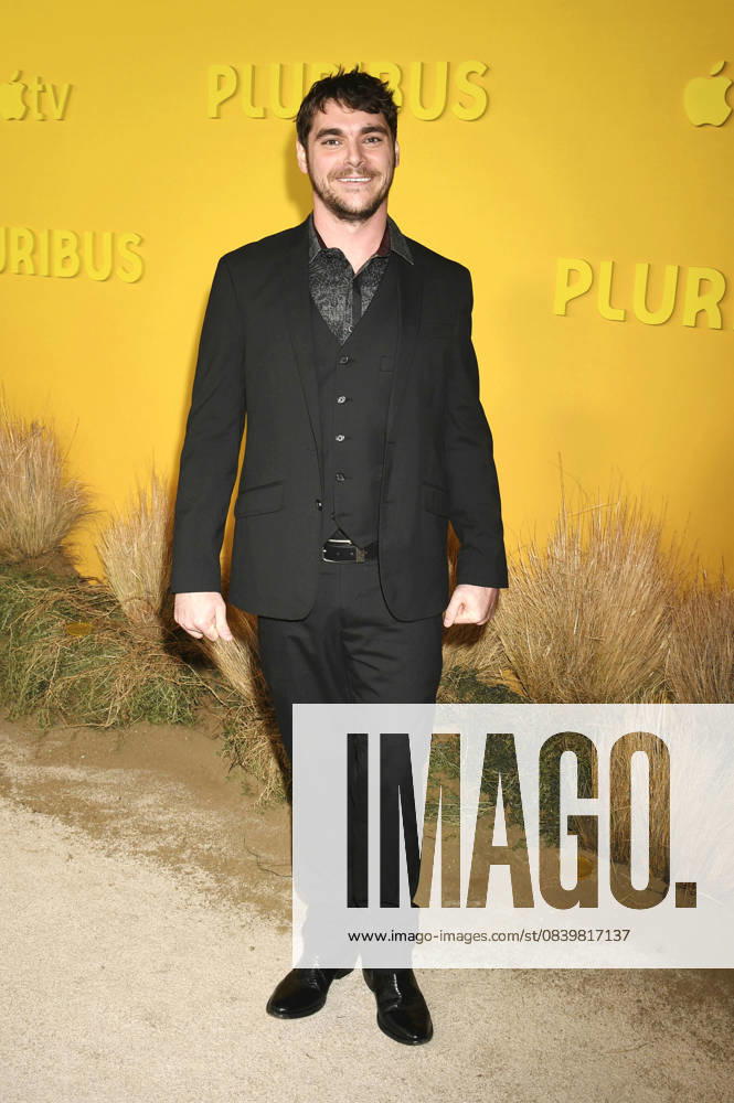RJ Mitte bei der Premiere der Apple TV+ Serie Pluribus - Glück ist ansteckend im DGA Theater Complex. Los Angeles