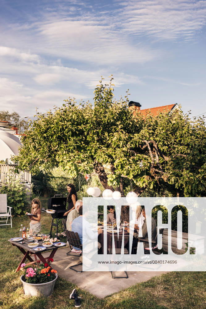 IMAGO Creative, Lifestyle, Feste im Garten #2 Group of family members having reunion dinner party in back yard at sunny day Sweden, Stockholm, model released, property released